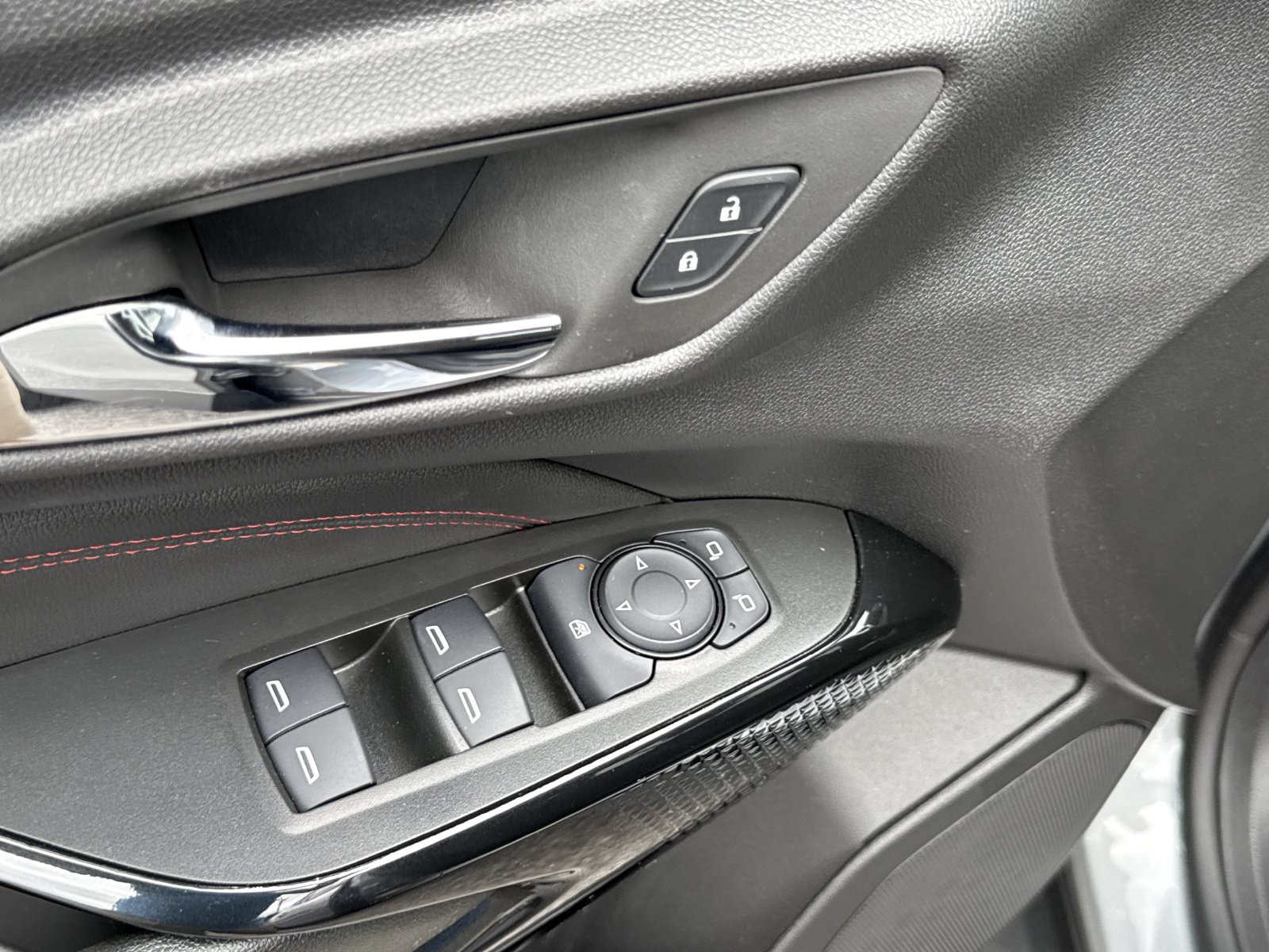 Used 2026 Chevrolet Trax RS w/ Sunroof Package FWD image 32