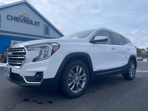 Used 2024 GMC Terrain SLT image 3