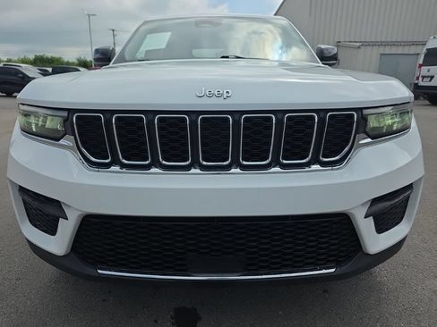 Used 2022 Jeep Grand Cherokee Laredo w/ Luxury Tech Group I AWD/4WD image 2