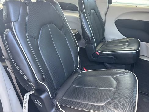 Used 2022 Chrysler Pacifica Limited FWD image 31