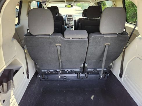 Used 2019 Dodge Grand Caravan SE FWD image 23