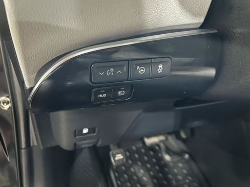 Used 2022 Toyota Prius Limited FWD image 11