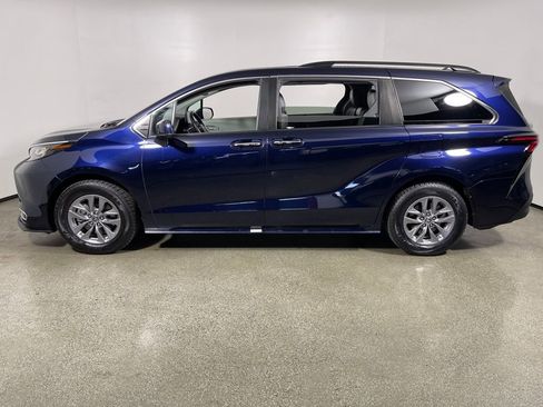 Certified 2023 Toyota Sienna XLE image 6