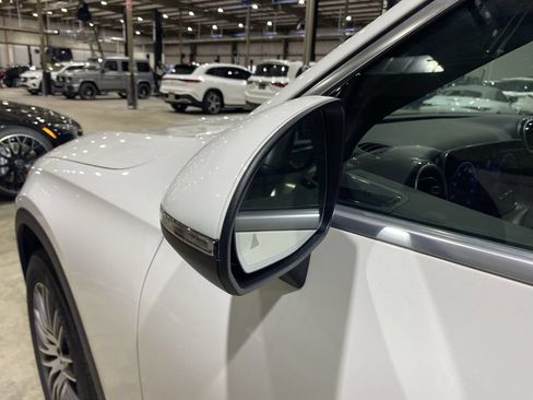 Used 2025 Mercedes-Benz GLC 300 image 23