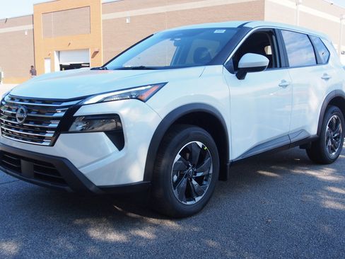 Used 2026 Nissan Rogue SV FWD image 3
