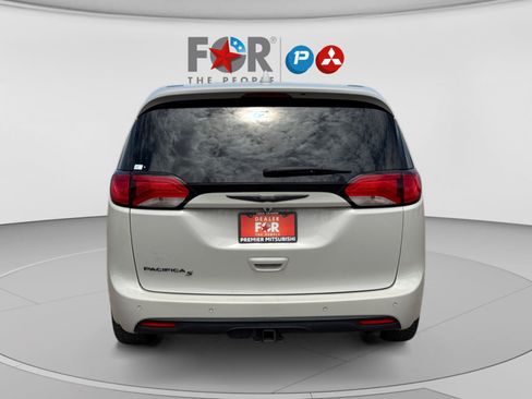 Used 2020 Chrysler Pacifica Touring w/ S Appearance Package FWD image 4