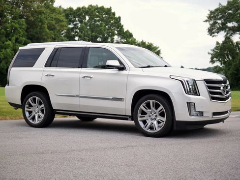 Used 2015 Cadillac Escalade Premium AWD/4WD image 3