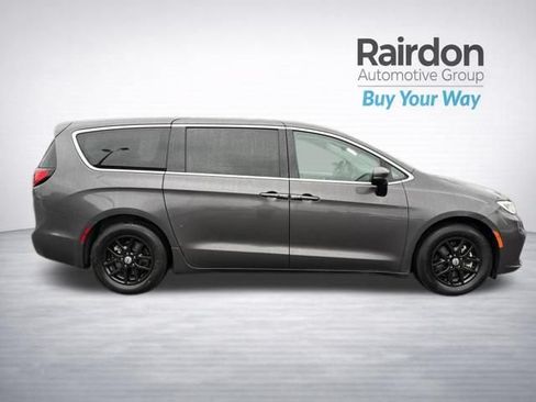 Used 2023 Chrysler Pacifica Touring-L FWD image 5
