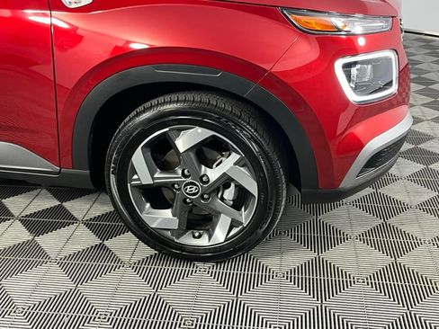 Used 2025 Hyundai Venue Limited image 12