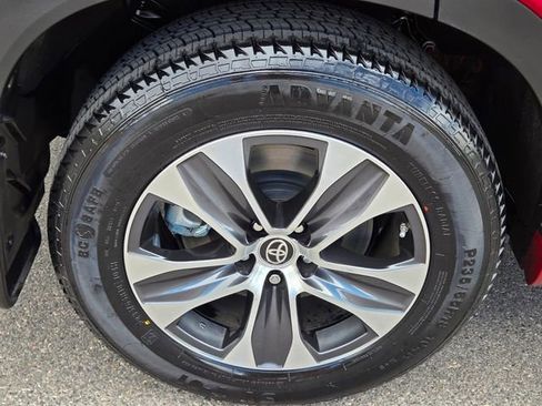 Used 2023 Toyota Highlander XLE FWD image 10