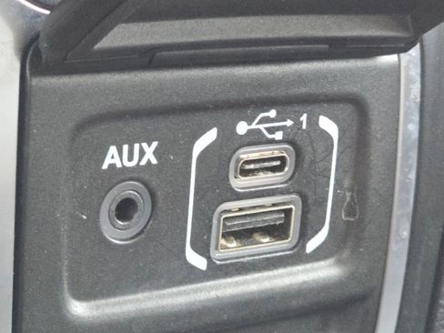 Used 2022 Jeep Wrangler Unlimited Sahara image 32