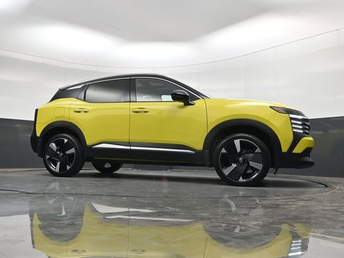 Used 2025 Nissan Kicks SR w/ SR Premium Package FWD image 43
