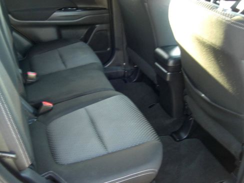 Used 2018 Mitsubishi Outlander LE image 21