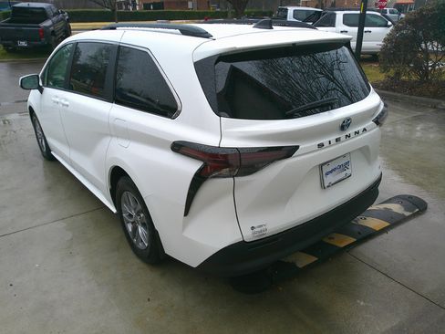 Used 2025 Toyota Sienna LE image 10