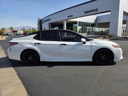 Used 2019 Toyota Camry SE image 2