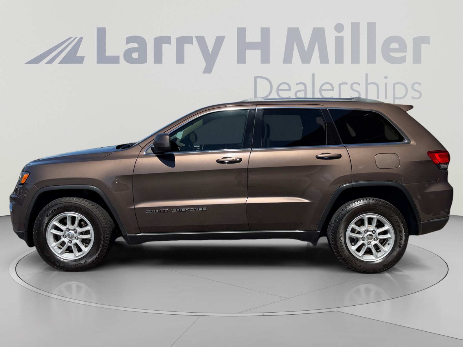 Used 2020 Jeep Grand Cherokee Laredo RWD image 2