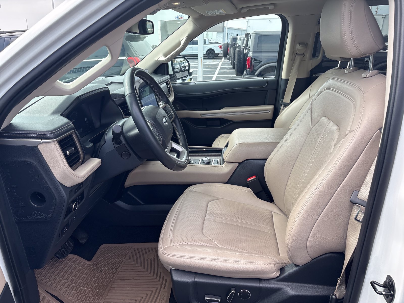 Used 2024 Ford Expedition Limited AWD/4WD image 13