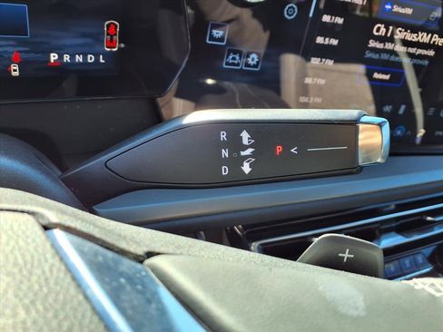 Used 2025 Chevrolet Traverse LT w/ Enhanced Driving Package image 12