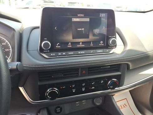 Used 2024 Nissan Rogue S FWD image 18