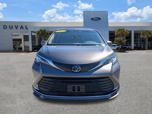 Used 2022 Toyota Sienna XLE image 9
