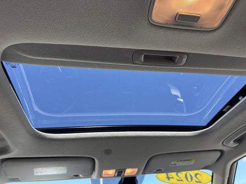 Used 2024 Hyundai Venue SEL image 16