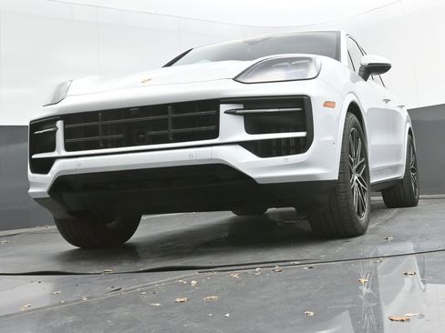 New 2025 Porsche Cayenne Coupe image 31