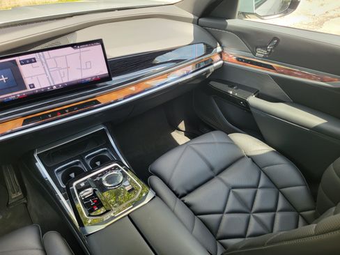 Used 2025 BMW 740i xDrive AWD/4WD image 17