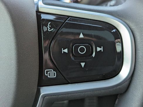 Used 2022 Volvo XC60 B5 R-Design w/ Advanced Package image 17