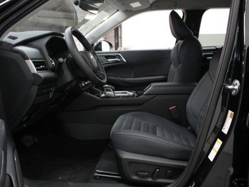 New 2026 Mitsubishi Outlander SE image 6