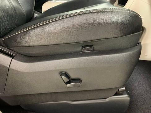 Used 2015 Chrysler Town & Country Touring-L w/ Driver Convenience Group FWD image 20