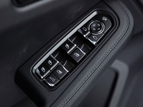 Certified 2025 Porsche Macan image 20