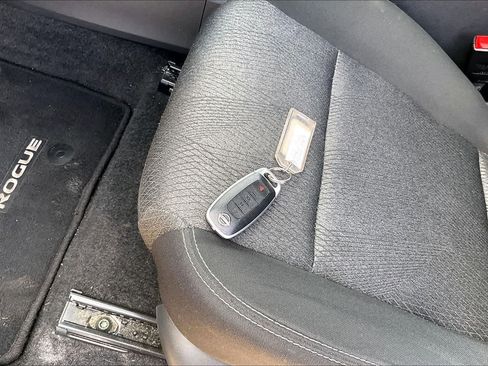 Used 2025 Nissan Rogue SV AWD/4WD image 18