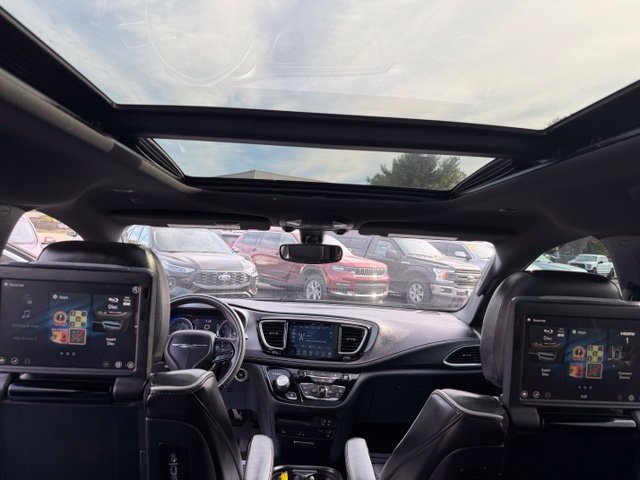 Used 2020 Chrysler Pacifica Limited FWD image 2