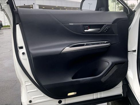 Used 2021 Toyota Venza Limited image 21