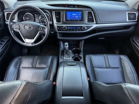 Used 2017 Toyota Highlander SE image 10