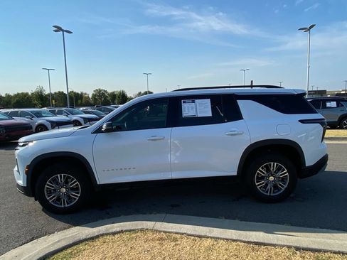 Used 2024 Chevrolet Traverse LT FWD image 4
