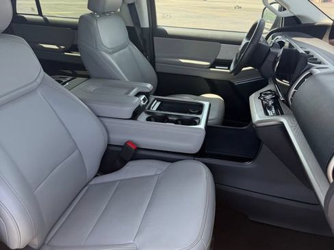 Used 2025 Ford Expedition Active AWD/4WD image 8