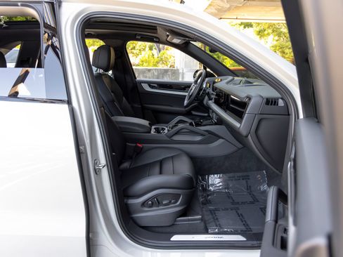 Certified 2025 Porsche Cayenne AWD/4WD image 58