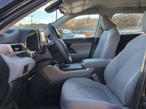 Used 2022 Toyota Highlander L image 11