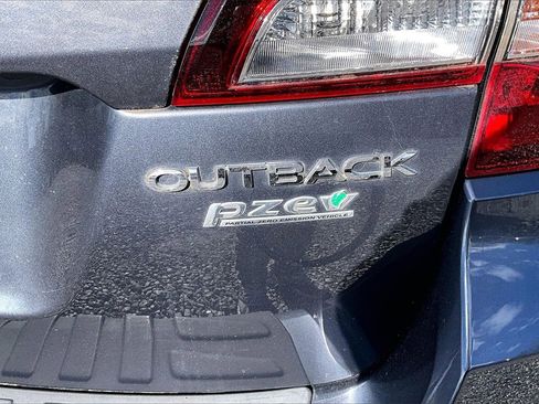Used 2017 Subaru Outback 2.5i Premium image 8