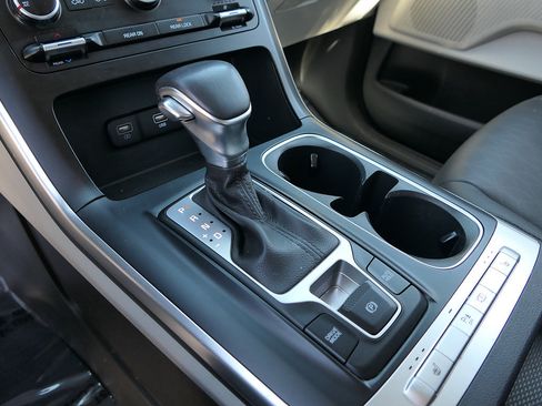 Used 2024 Kia Carnival LX FWD image 23