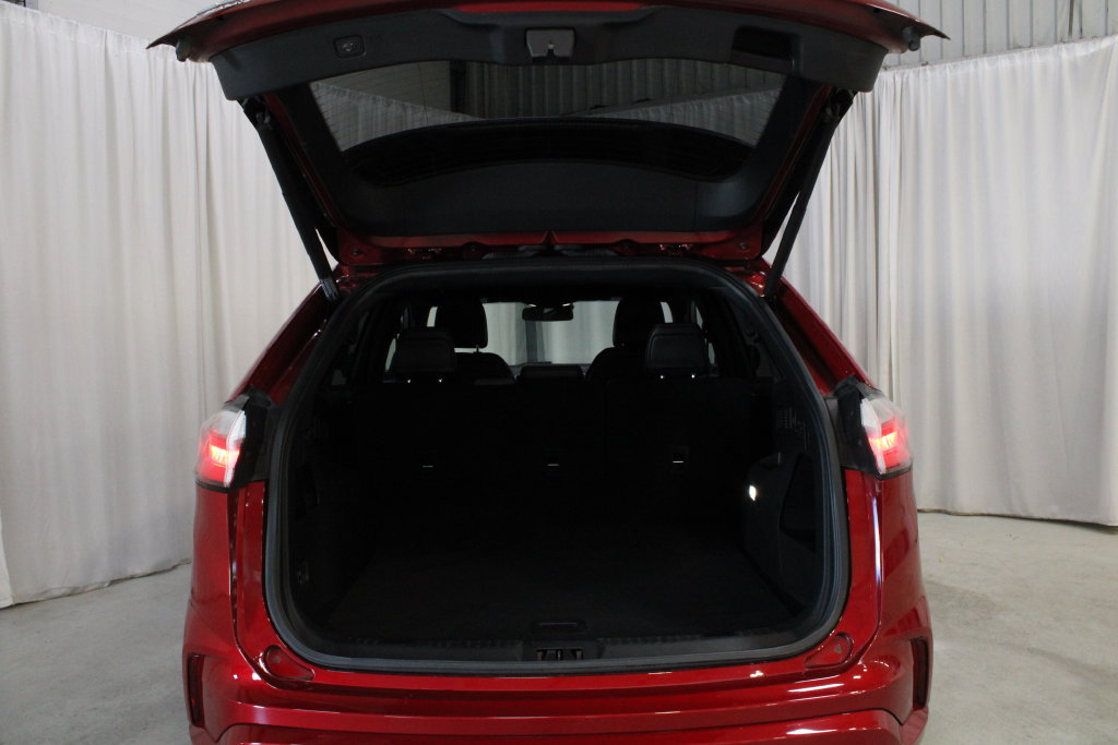 Used 2020 Ford Edge ST-Line w/ Cold Weather Package FWD image 29