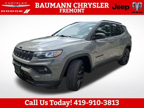 Used 2023 Jeep Compass Latitude w/ Sun and Sound Group AWD/4WD image 2