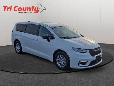 Used 2024 Chrysler Pacifica Touring-L image 1