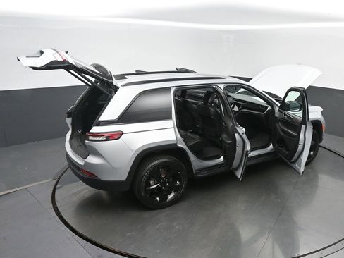 Used 2024 Jeep Grand Cherokee Altitude image 73