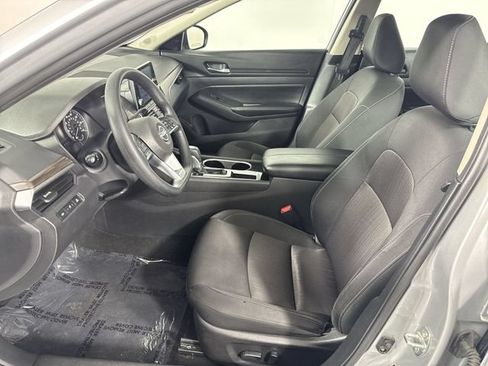 Used 2024 Nissan Altima 2.5 SV FWD image 17