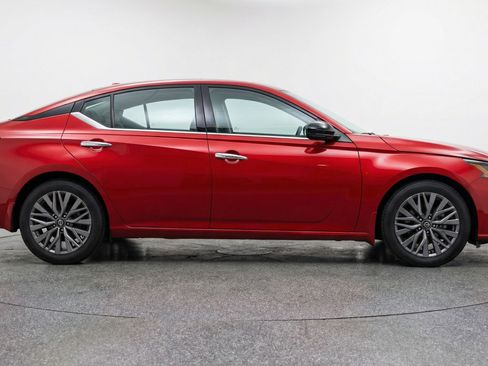 Used 2025 Nissan Altima 2.5 SV image 11