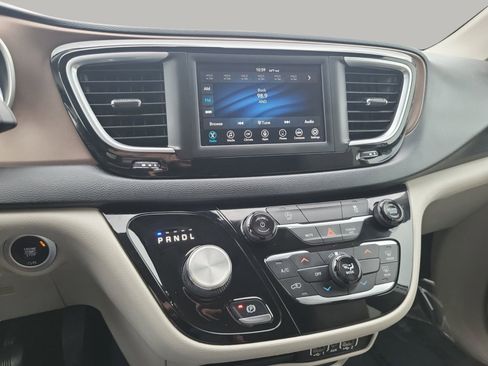 Used 2021 Chrysler Voyager Lxi image 21