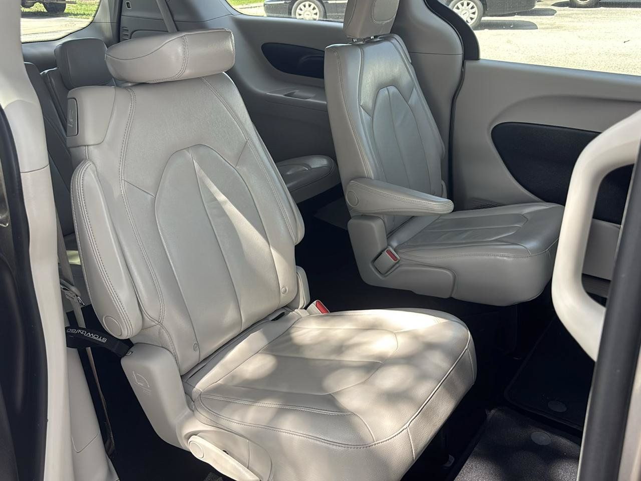 Used 2017 Chrysler Pacifica Touring-L w/ Tire & Wheel Group FWD image 24