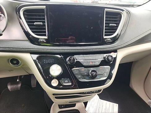Used 2024 Chrysler Pacifica Limited FWD image 7